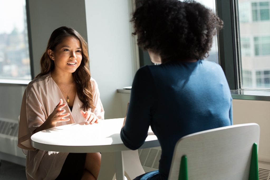 un coach et son client en face à face